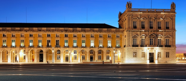 Foto gratuita vista panoramica della famosa piazza del commercio a lisbona di notte