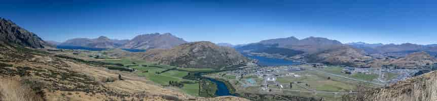 Free photo panoramic view  of the lake wakatipu near the city on queenstown in south island, nz