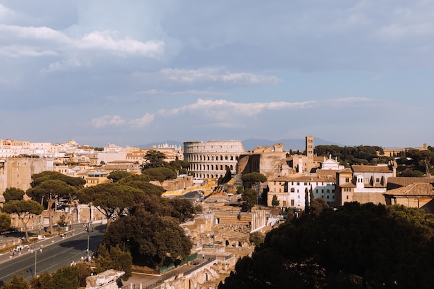 Vittoriano라고도 알려진 vittorio emanuele ii monument에서 로마 포럼과 콜로세움이 있는 도시 로마의 탁 트인 전망. 여름 화창한 날과 극적인 푸른 하늘