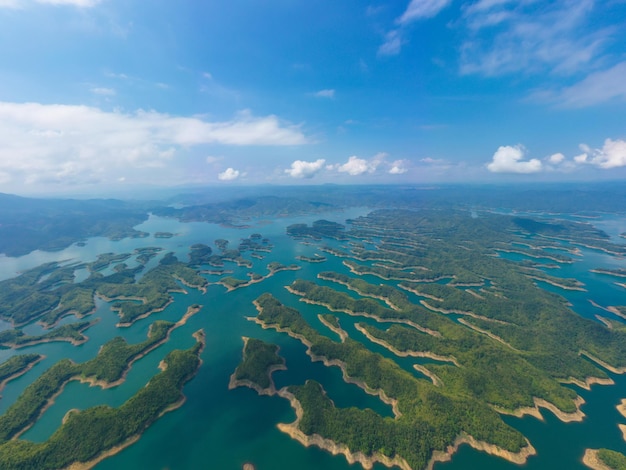 ベトナム​中部​高原​の​ハロン湾​として​知られる​早朝​の​タドゥン湖​の​パノラマビュー​。​ベトナム​、​ダクノン県​の​水力​発電用​の​貯水池​。