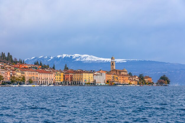 アルプスの町バディアと背景のイタリアのドロミテ山脈の美しい景色 プレミアム写真 アルプスの町バディアと背景のイタリアのドロミテ山脈の美しい景色 プレミアム写真