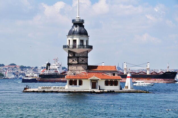 메이든 아일랜드와 보스포러스 해협을 따라 항해하는 배의 탁 트인 전망. 2021년 7월 10일, 터키 이스탄불.