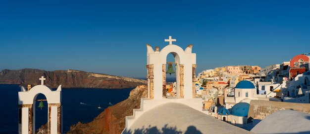 아침에 이아(Oia)의 탁 트인 전망, 그리스 산토리니(Santorini)