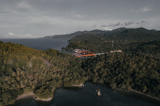 フィリピンの島の小さな海岸沿いの村のパノラマビュー