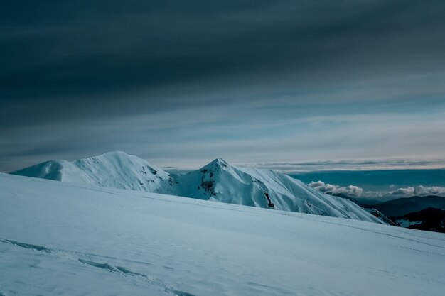 雲に触れる雪に覆われた山々のパノラマビュー