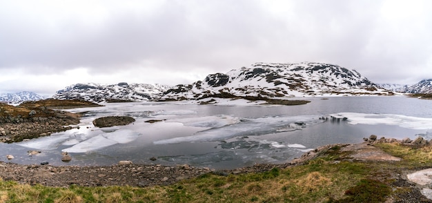 Foto gratuita vista panoramica del paesaggio norvegese innevato