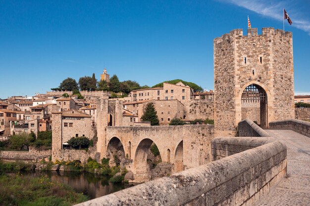 Панорамный вид на город Бесалу, характерный для его средневековой архитектуры.