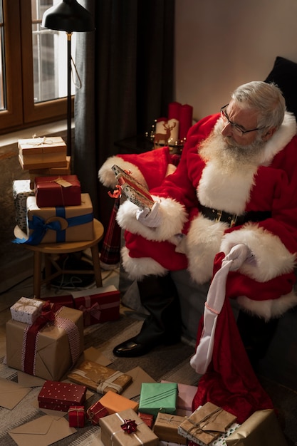 Foto gratuita papa noel prepara regali incartati per bambini