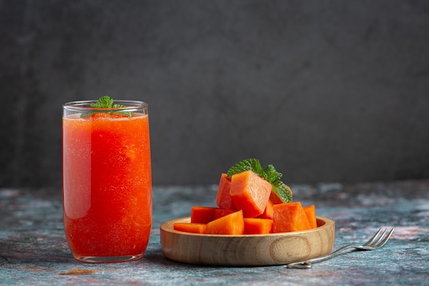 Free photo papaya juice serve with fresh papaya chopped