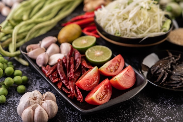 Foto gratuita gli ingredienti dell'insalata di papaya includono la papaya.