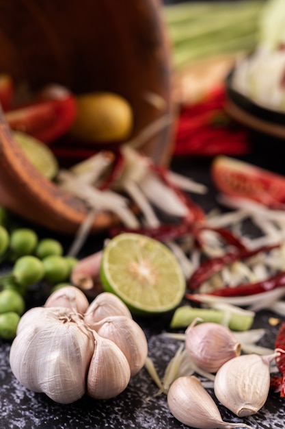 Foto gratuita gli ingredienti dell'insalata di papaya includono la papaya.