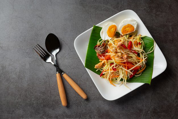 ライスヌードルと野菜のサラダを添えたパパイヤサラダタイの食材で飾られています。