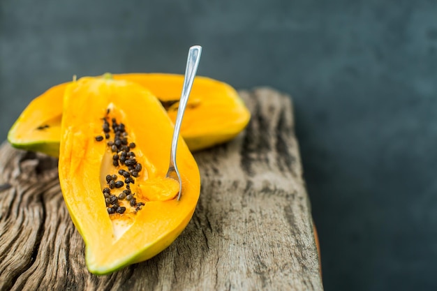 Free photo papaya on wooden board