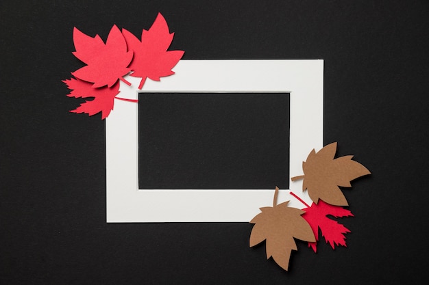 Free photo paper autumn leaves arrangement on white frame