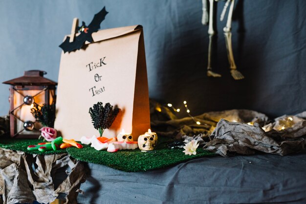 Бумажный пакет и предметы для Хэллоуина