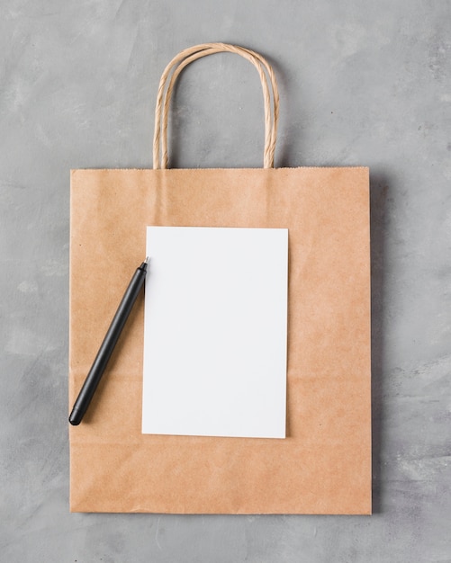 Free photo paper bag with blank paper