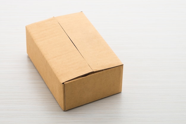 Бумажная коробка на деревянном фоне