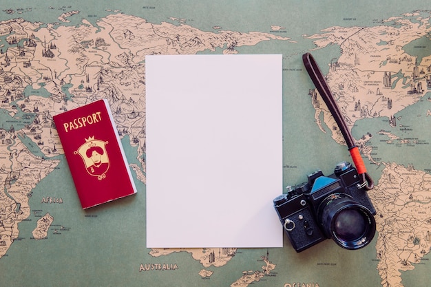 Foto gratuita carta e macchina fotografica con passaporto sulla mappa