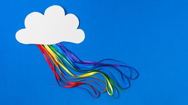 Бумажное облако с яркими мишурами в цветах ЛГБТ