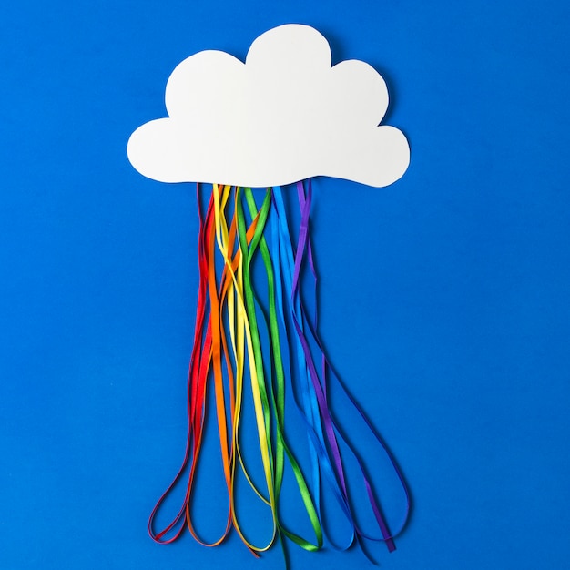 Foto gratuita nuvola di carta con orpelli colorati nei colori lgbt