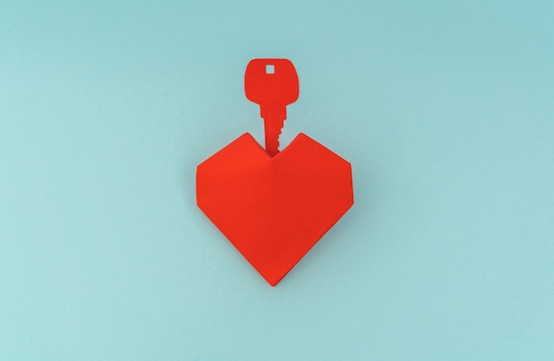 愛の象徴のような心臓のためのキーの紙カット。