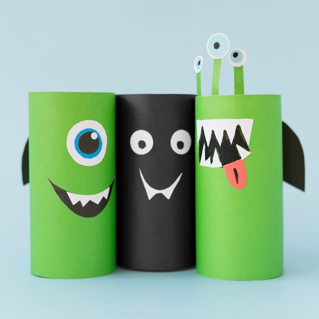 Free photo paper decorations for halloween on desk