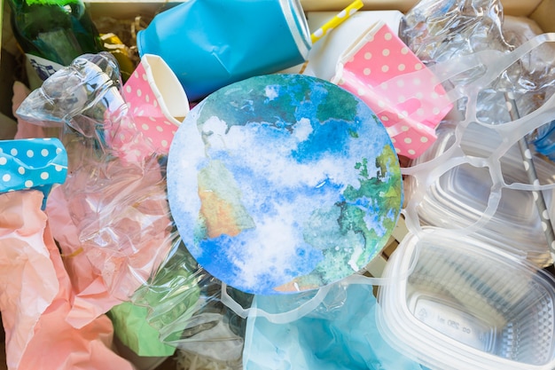 Free photo paper earth in trash pile