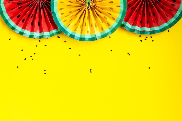 Бумажные фрукты оригами арбузный веер. творческий баннер с копией пространства на ярко-желтом фоне. лето тропиков.