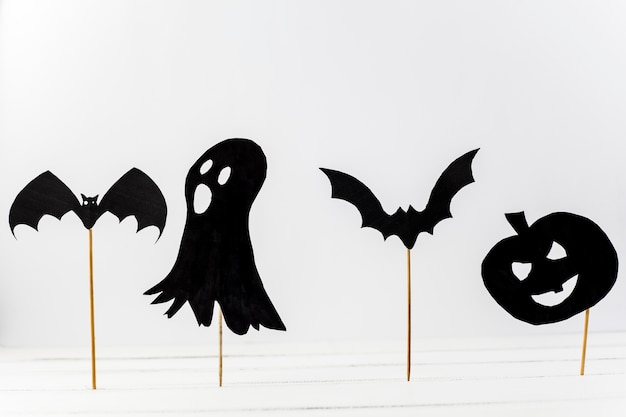 Decorazioni di halloween di carta messe in scrivania