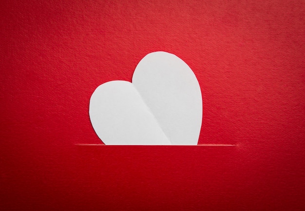 コピースペースFOとバレンタインの日のための紙のハート形のシンボル