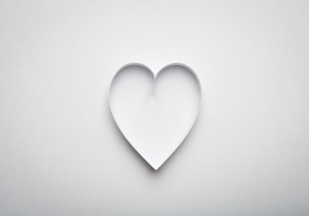 コピースペースFOとバレンタインの日のための紙のハート形のシンボル