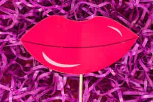 Free photo paper lips on tinsel