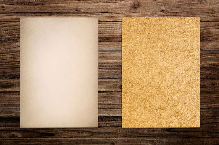 मुफ़्त फोटो paper mockup set on wood background