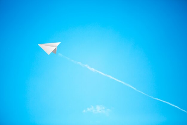 青い空に紙飛行機