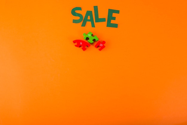 Бесплатное фото Бумага продажи надпись на оранжевом фоне