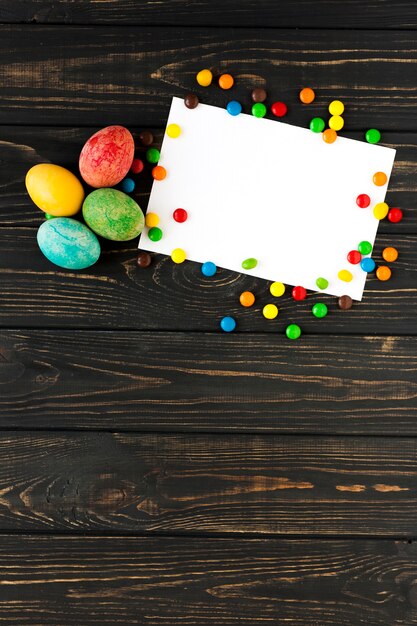 キャンディーと卵の近くの紙のシート