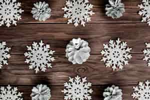 Foto gratuita fiocchi di neve di carta e leggeri ostacoli sul bordo di legno