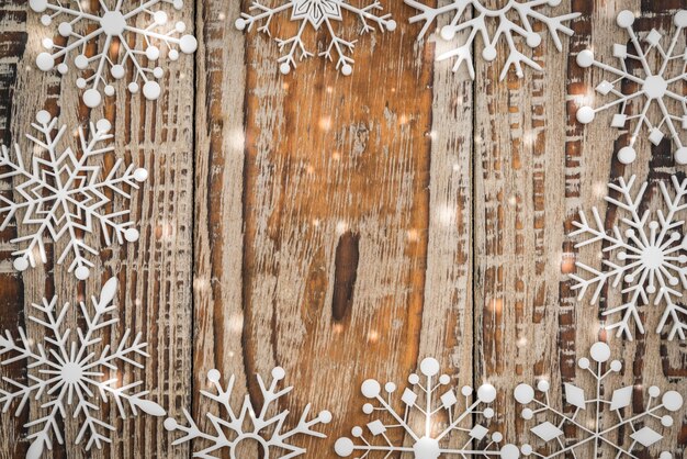 Бумажные снежинки на деревянном фоне