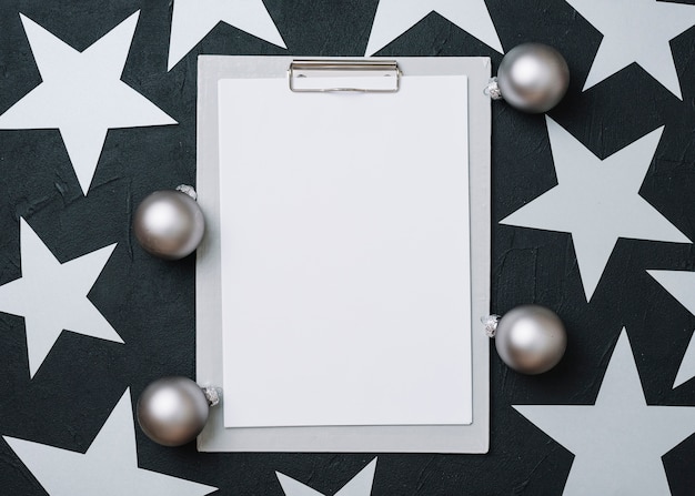 Free photo paper stars with clipboard on table