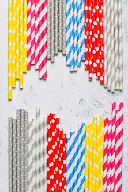 Бумажные соломинки разных цветов с копией пространства