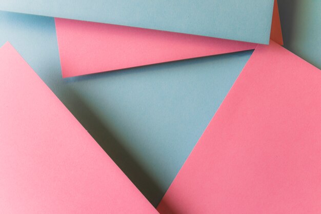 抽象的な現代美術スタイルの背景パターンで層状紙の三角形