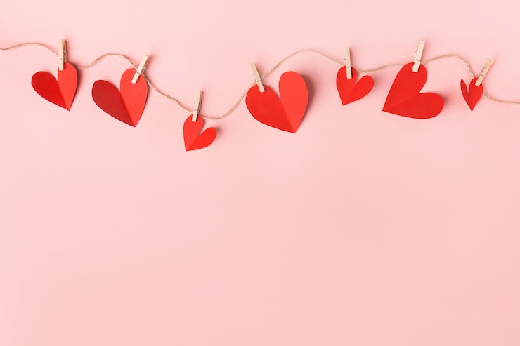 Free Photo paper valentines day hearts on pink
