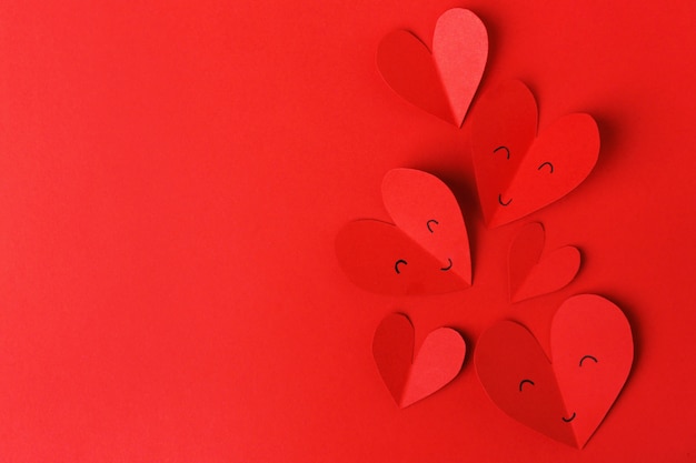 Foto gratuita cuori di san valentino di carta sul rosso