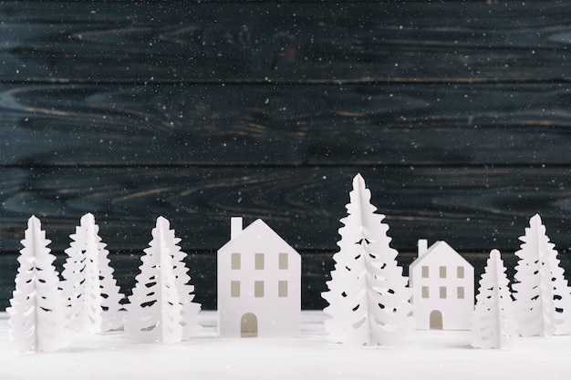 Бумажный зимний город на деревянном фоне