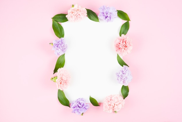 Foto gratuita carta con cornice di fiori e foglie
