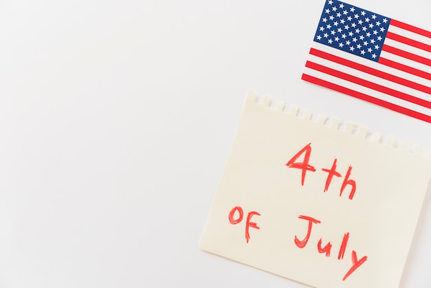 Бумага с сообщением 4 июля и флагом США