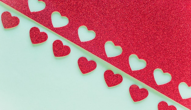 Бесплатное фото Бумага с мелко нарезанными сердечками на столе