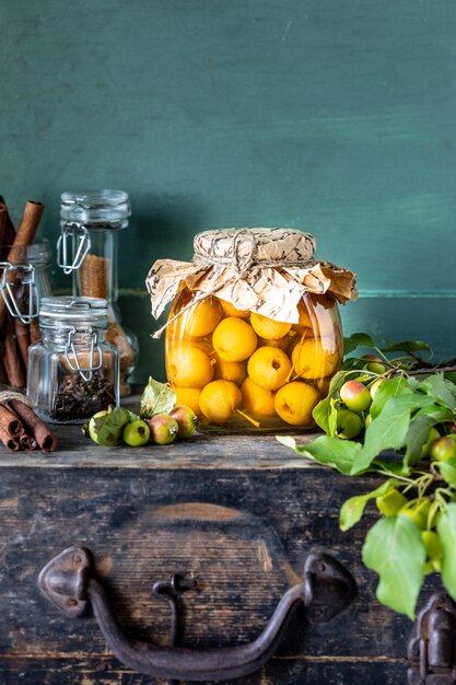 パラダイスアップルジャムと古い木製の表面に砂糖シロップの楽園リンゴ