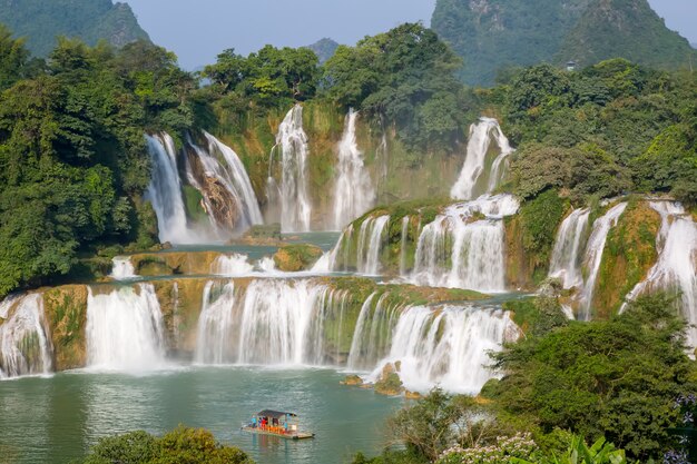 パラダイスベトナム背景流れの農村の滝