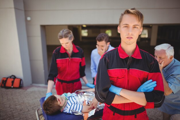 Foto gratuita paramedici che esaminano ragazzo ferito